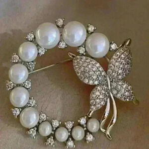 NWOT Beautiful Faux Pearl Round Brooch